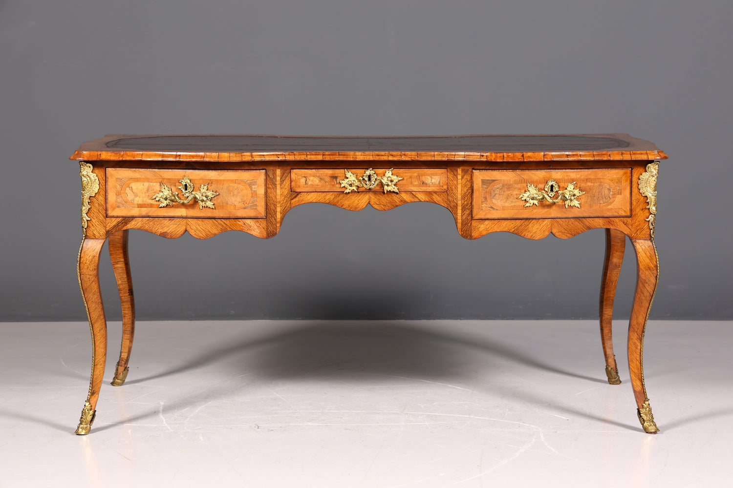 Majestätischer Original Louis XV Schreibtisch 1780 Bureau Plat French Desk echt Leder Antik Bürotisch Office Desk