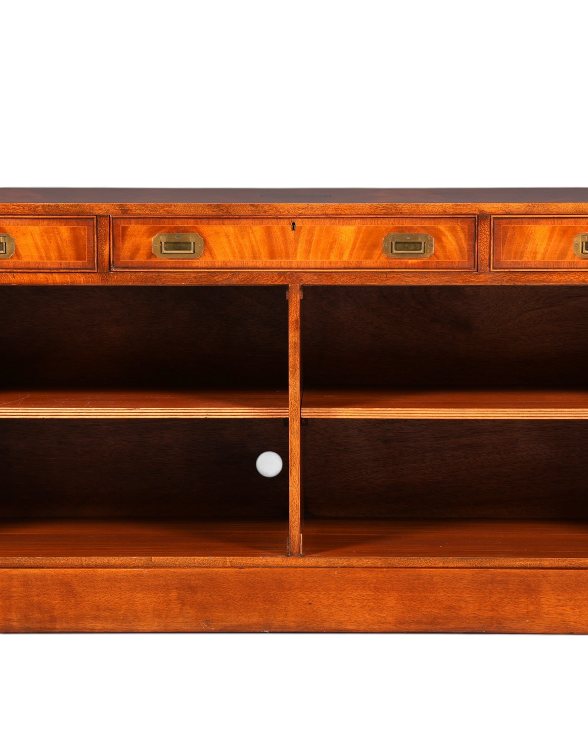 Hauptstadt Möblerei englisches Military Chest Sideboard aus massivem Holz mit Messingbeschlägen und offener Ablage