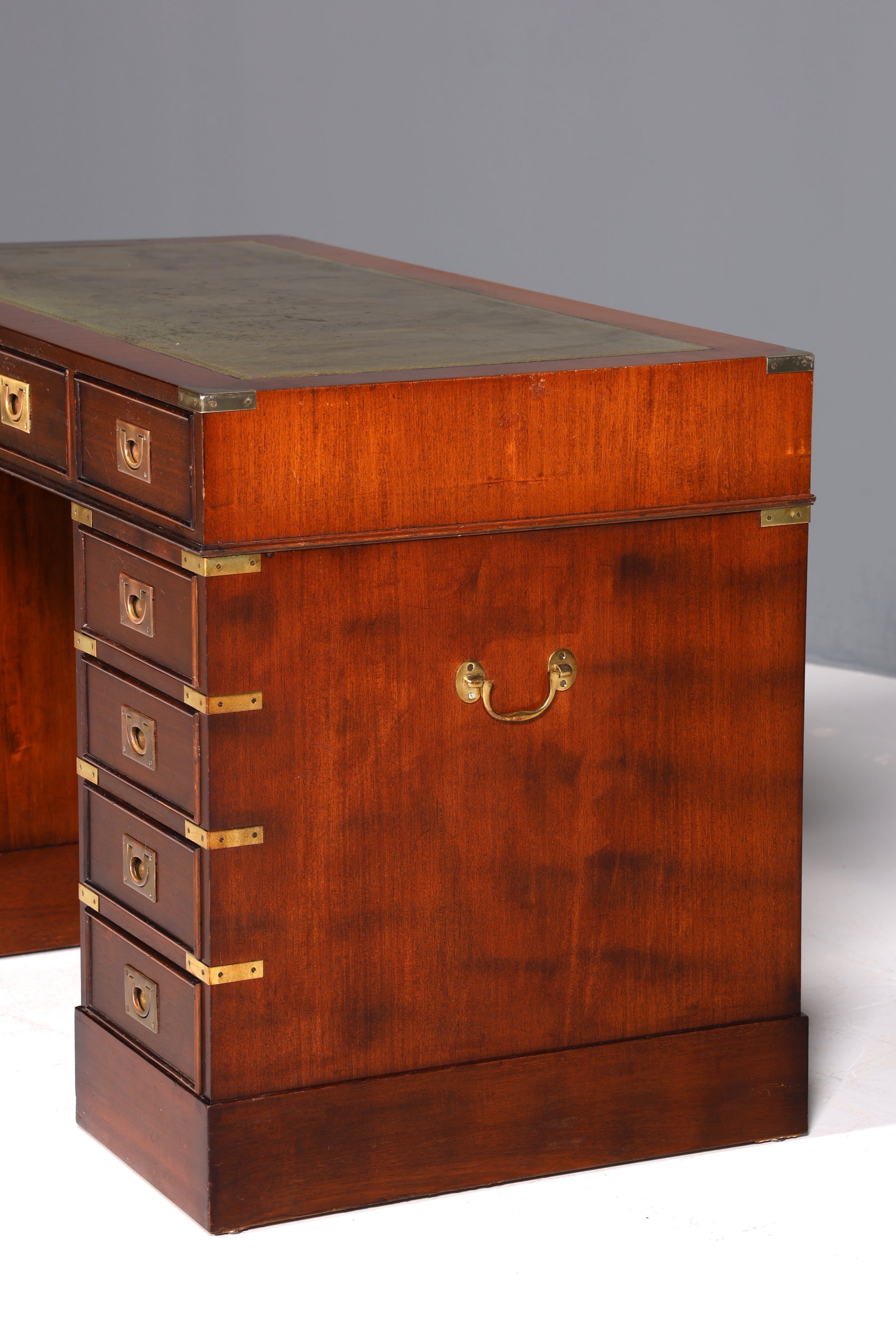 Stilvoller Maritimer Schreibtisch Englischer Military Bürotisch Office Table mit echt Lederauflage