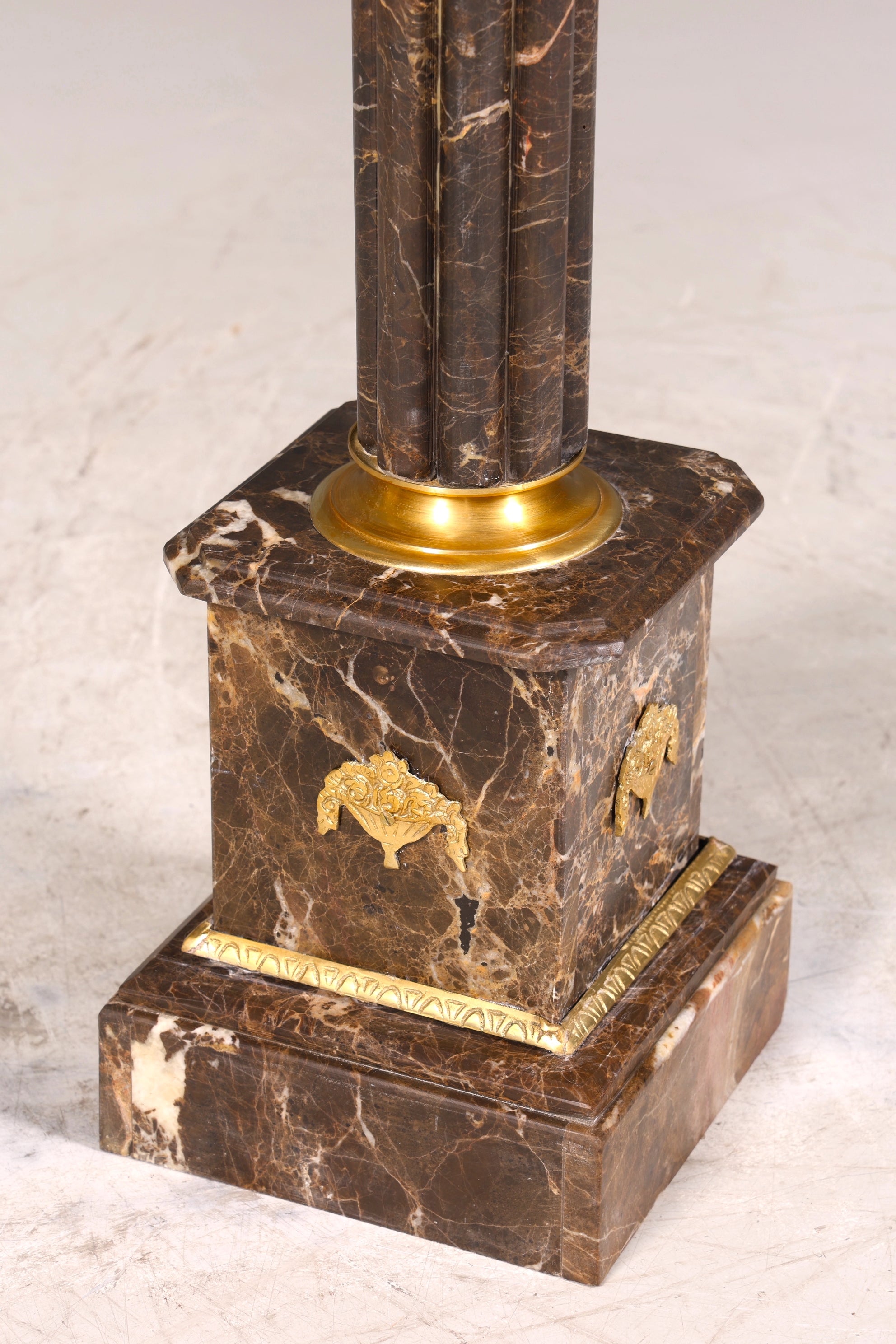 Traumhafte Barock Stil Säule Louis XV Marmor Blumensäule Naturstein Sockel Ablage