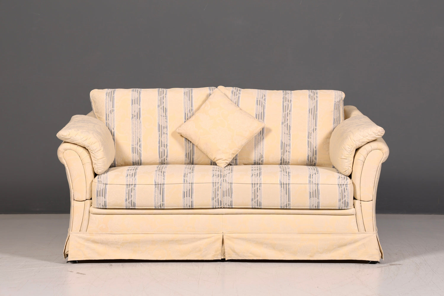 Wunderschönes Landhaus Sofa mit Hocker Englischer Stil Creme 2-Sitzer Couch Stoff Polstersofa Landhausstil Zweisitzer