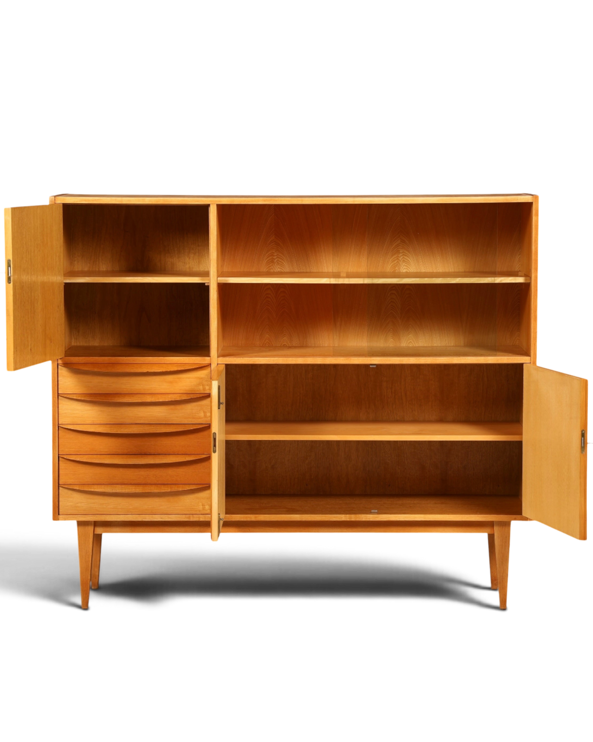 Hauptstadt Möblerei Hellerau Vitrine Modell 602 von Franz Ehrlich aus hellem Echtholz im Mid-Century-Design