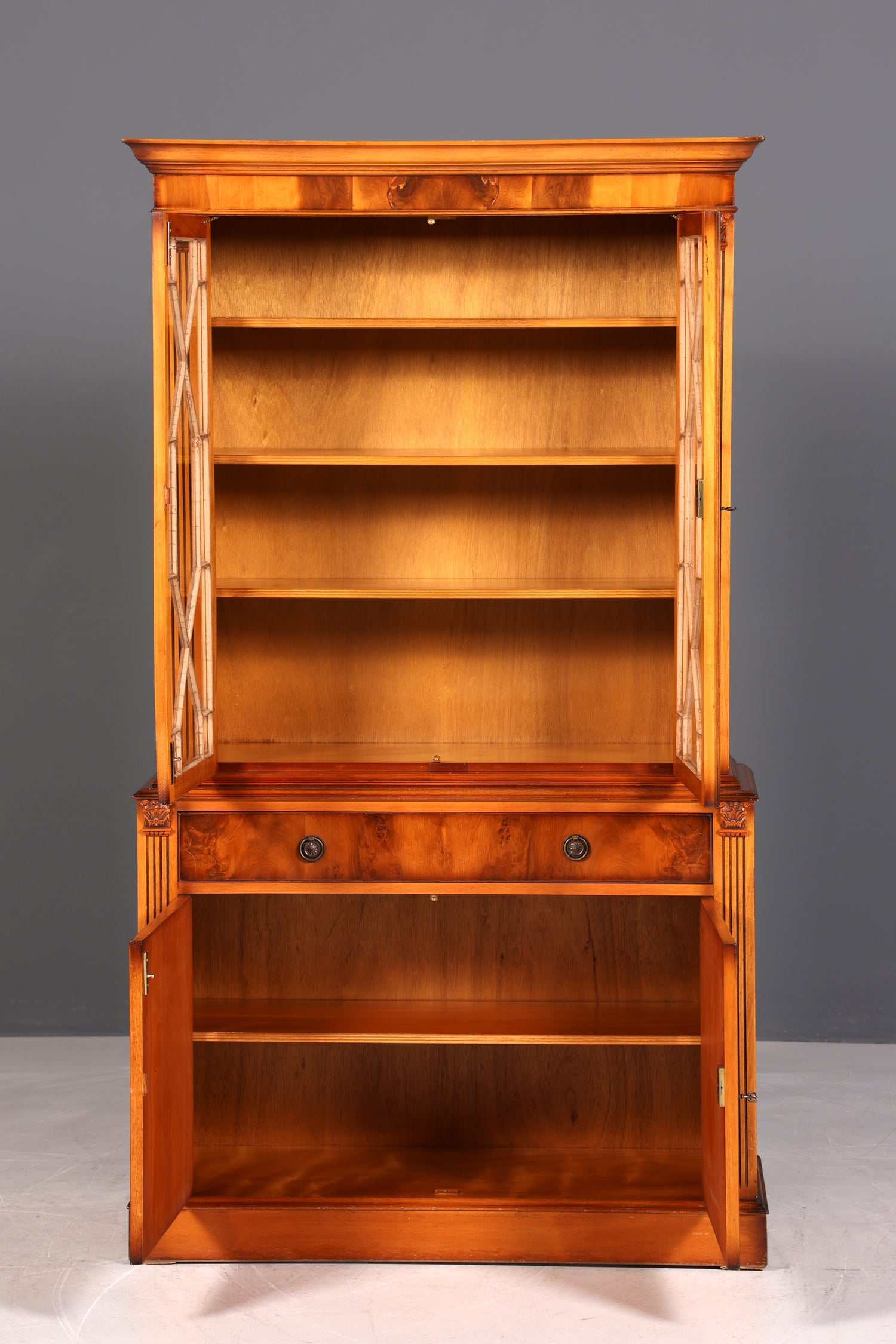 F995 Finish cm, Wunderschöne Englische Vitrine Bücherschrank Buffet Antik Stil Englisch Eibe Glasvitrine Bibliothek