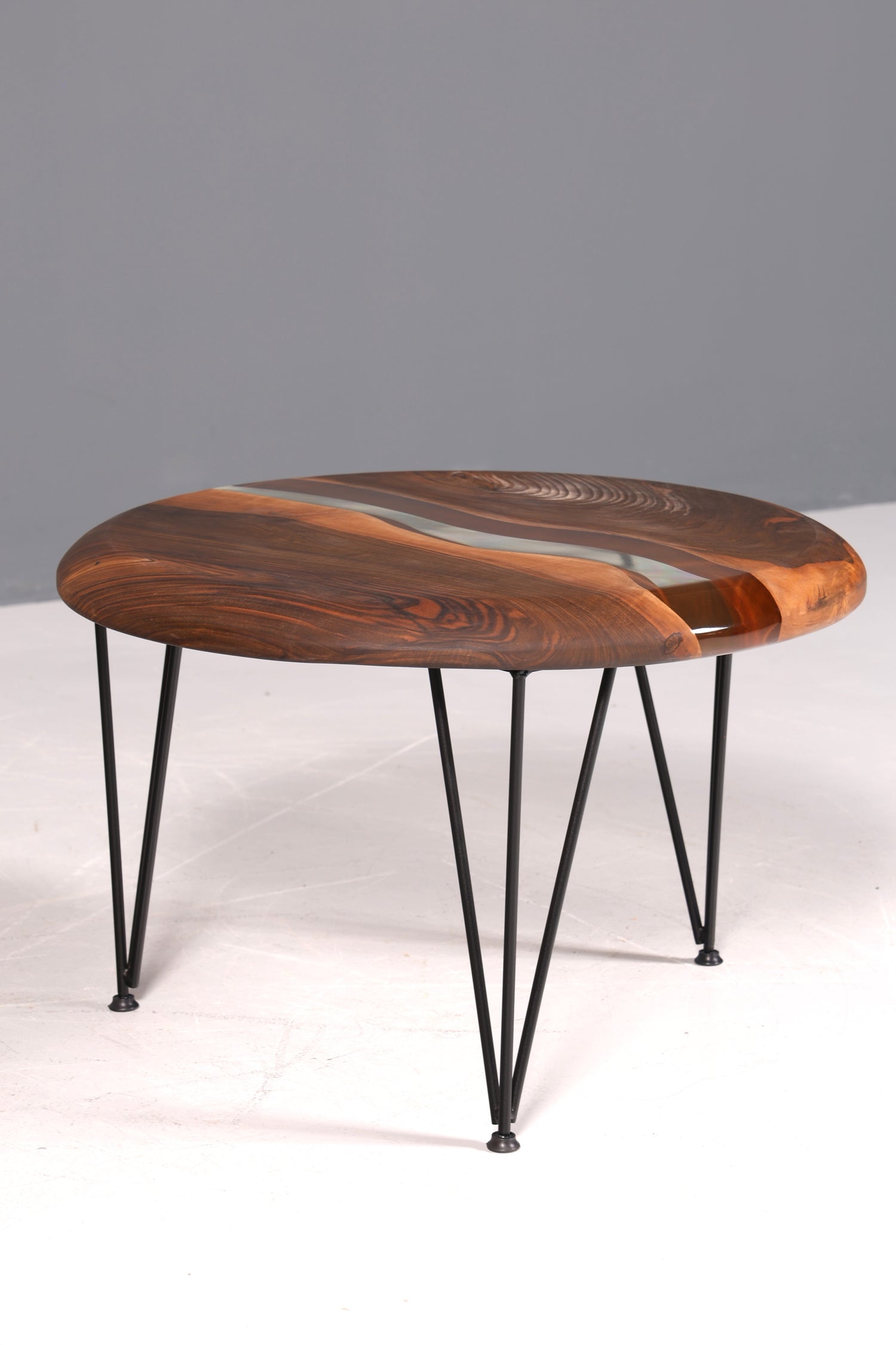 Einzigartiger Epoxidharz Couchtisch Nussbaum Tisch Beistelltisch grüner Ablagetisch