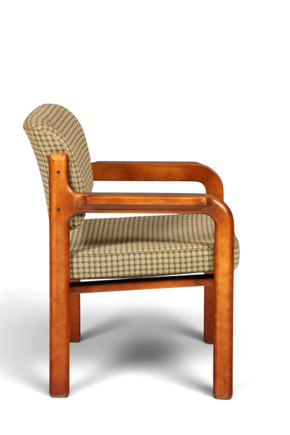Hauptstadt Möblerei Mid Century Armlehnstuhl aus Holz mit gemustertem Stoffbezug in Seitenansicht