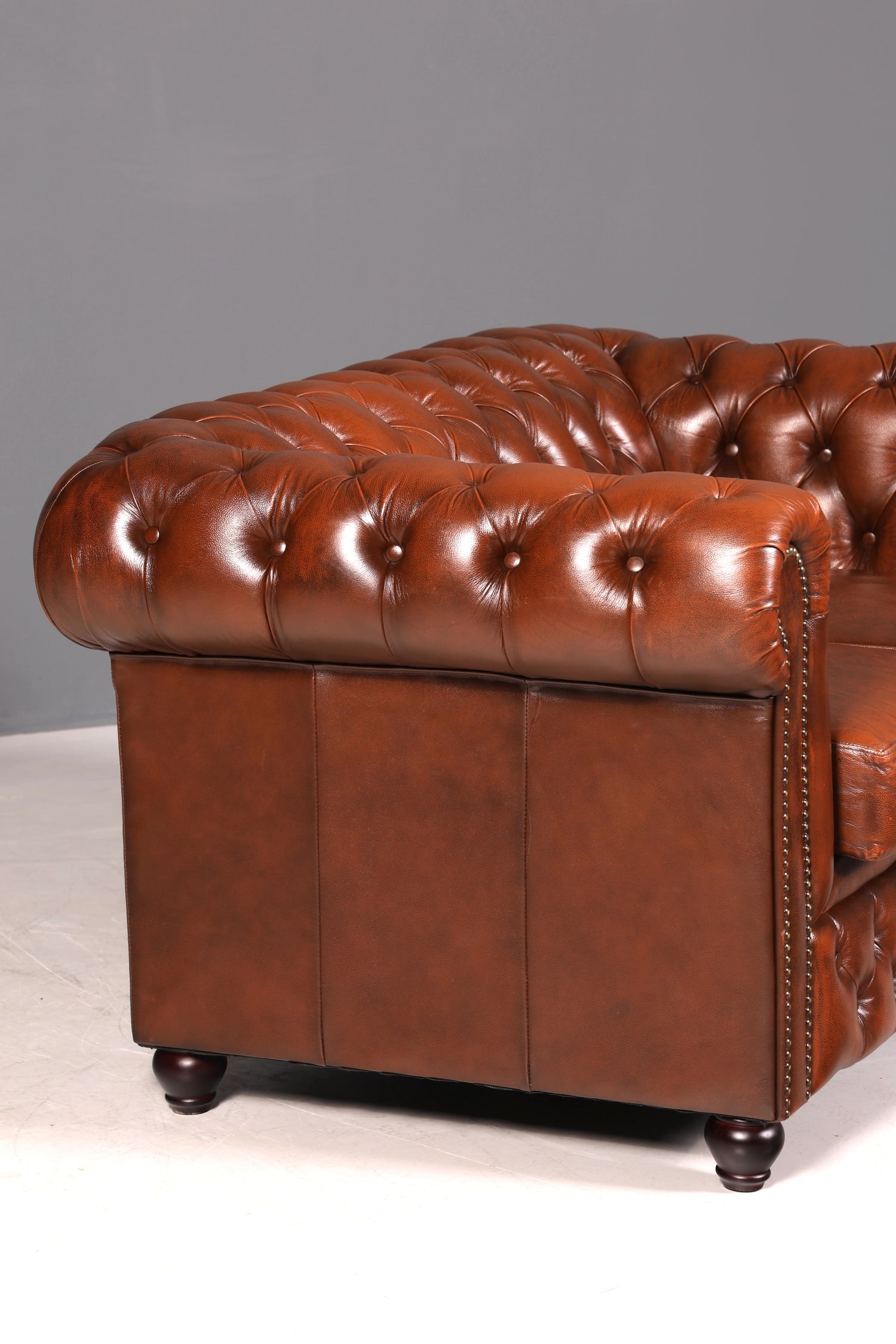 G118 Finish Wunderschönes Original Chesterfield 2er Sofa Englisch Oxblood Leder 2- Sitzer Couch