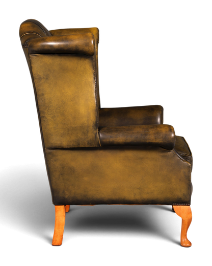 Hauptstadt Möblerei Chesterfield Ohrenbackensessel aus antikem olivgrünem Leder mit Holzfüßen in Seitenansicht