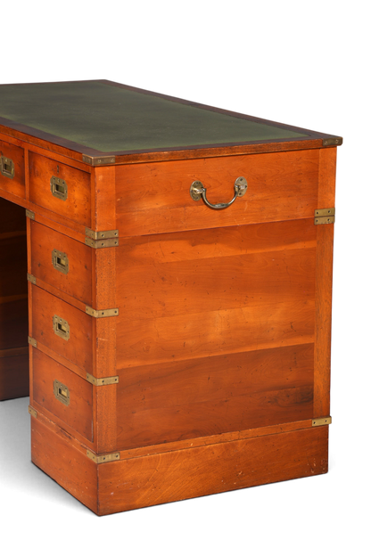 Hauptstadt Möblerei englischer Military Chest Schreibtisch aus massivem Holz mit grüner Lederauflage und Messingbeschlägen