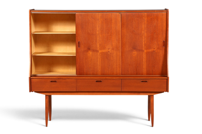 Hauptstadt Möblerei Mid Century Highboard aus Teakholz im dänischen Design mit Schiebetüren und drei Schubladen