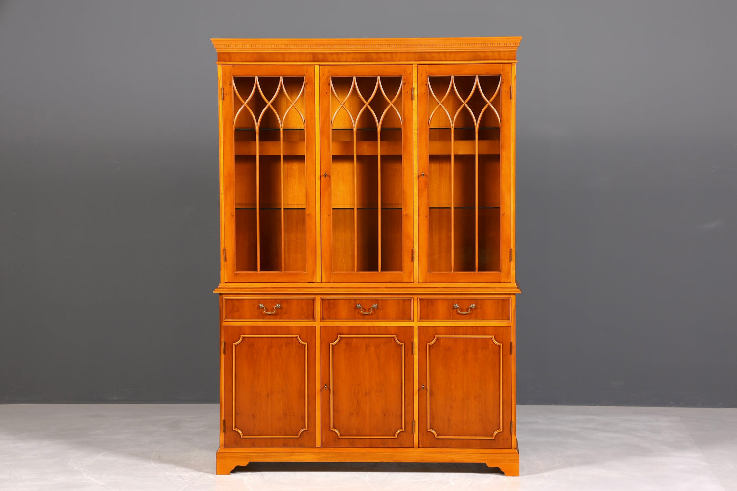 F946 Finish Wunderschöne Englische Vitrine Bücherschrank Buffet Antik Stil Englisch Eibe Glasvitrine Bibliothek