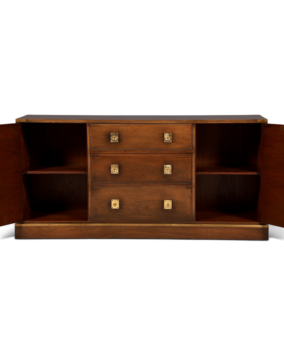 Hauptstadt Möblerei H895 Sideboard aus dunklem Holz mit drei Schubladen und Messingbeschlägen bei geöffneten Türen