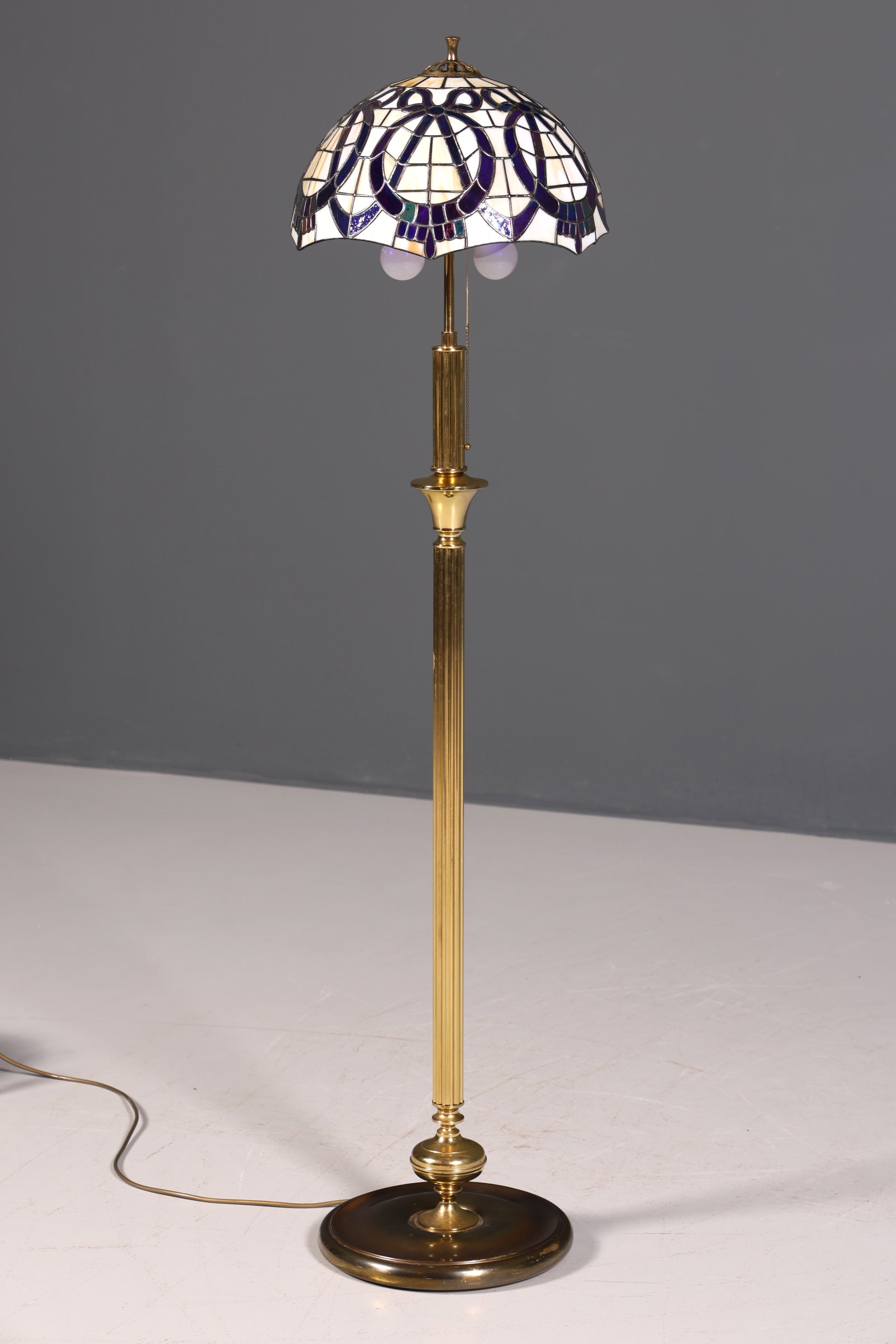 Traumhafte Antike Tiffany Lampe Glaslampenschirm Messingfuß Stehlampe Leselampe