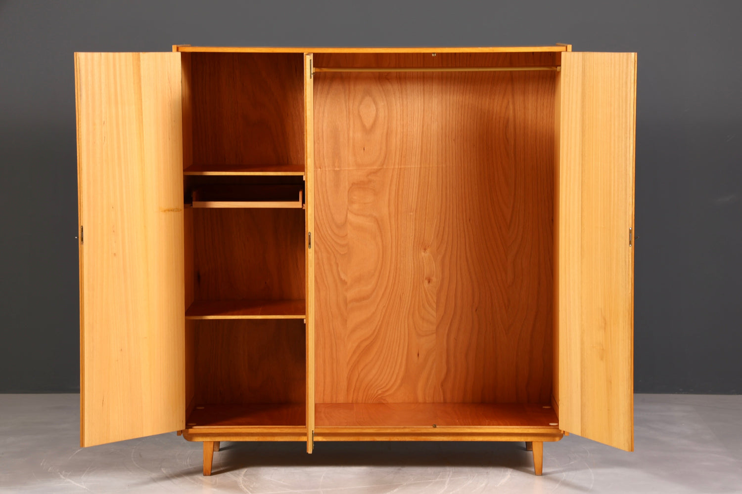 F937 Finish Traumhafter Mid Century Kleiderschrank Vintage Schrank Retro Wäscheschrank