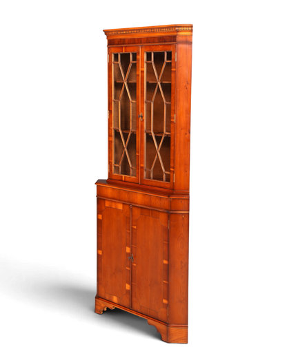 Hauptstadt Möblerei englische Eckvitrine aus massivem Holz im 60er Jahre Stil mit verglasten Türen und Stauraum