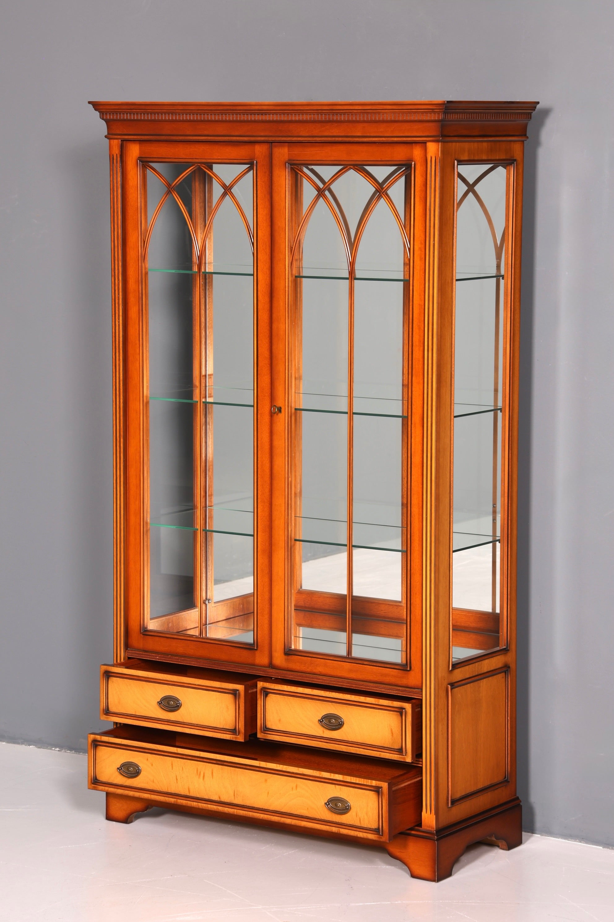 Wunderschöne Englische Vitrine Eibe Bücherschrank Buffet Antik Stil Glasvitrine