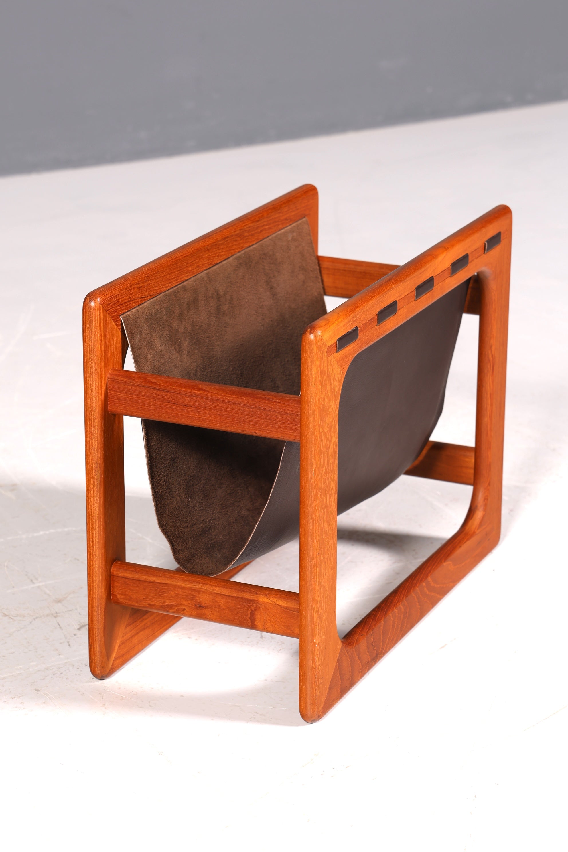 Wunderschöner Aksel Kjersgaard Zeitungsständer Mid Century Zeitschriften Ablage echt Leder Magazin Rack Teak Holz Buchablage 60s