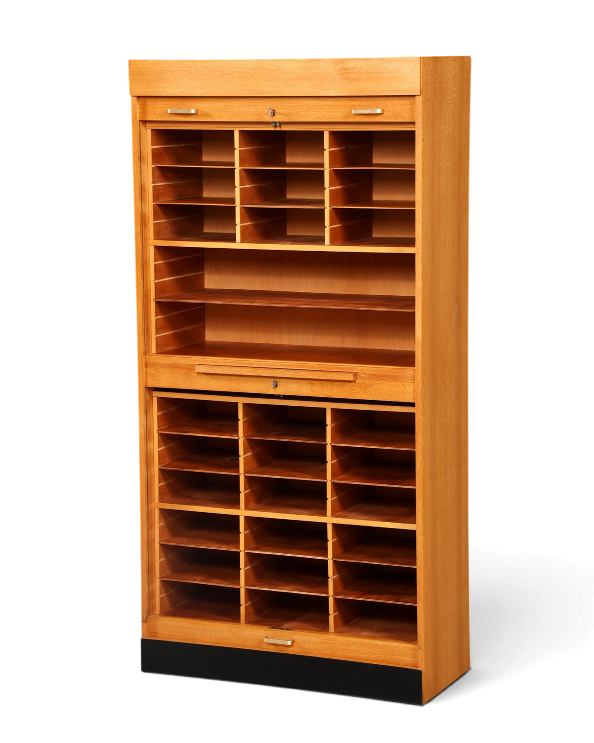 Hauptstadt Möblerei Mid Century Rollladenschrank aus Holz mit vielen Fächern im Bauhaus Stil für Büro und Archiv