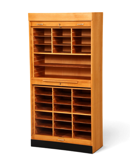Hauptstadt Möblerei Mid Century Rollladenschrank aus Holz mit vielen Fächern im Bauhaus Stil für Büro und Archiv