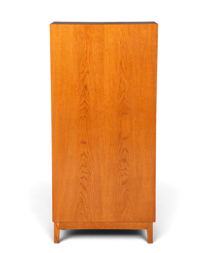 Hauptstadt Möblerei Mid Century Aktenschrank aus massivem Holz mit schmaler Vertiko-Form und schöner Maserung