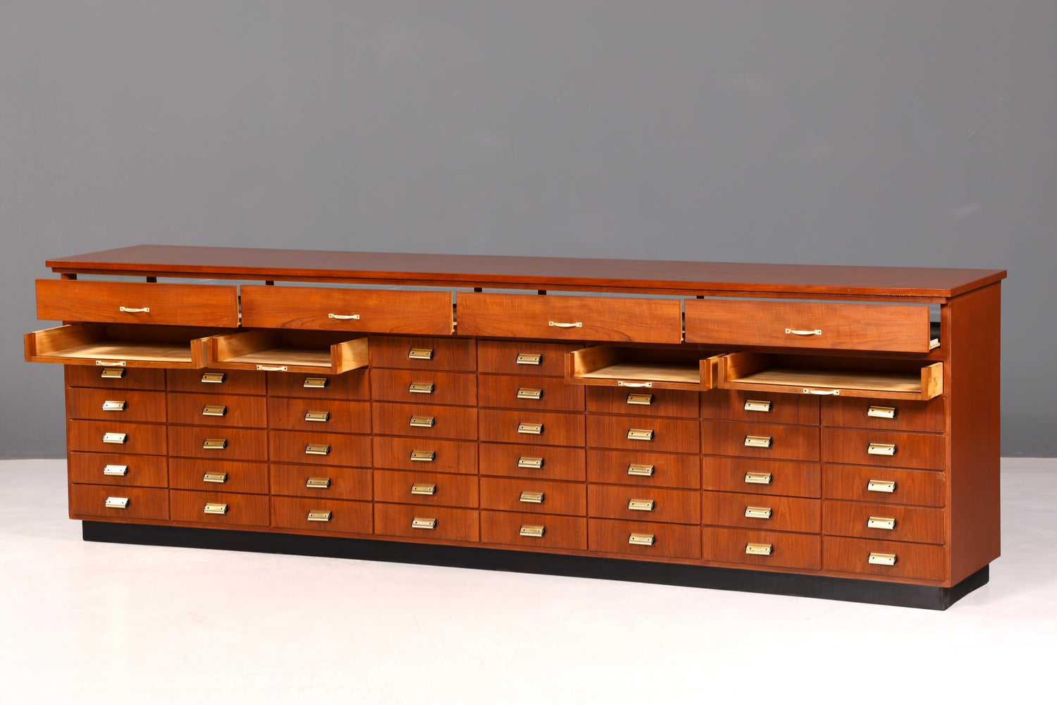 Beeindruckende XXL Mid Century Kommode Vintage Bauhaus Apotheker Schrank Retro Schubladenkommode