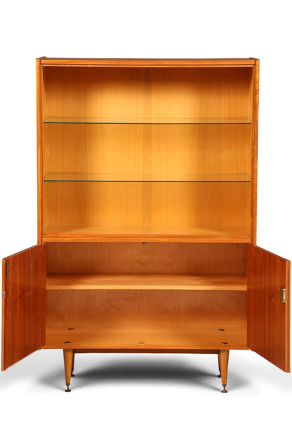 Hauptstadt Möblerei Mid Century Vitrine aus Holz mit Glasböden, Schiebetüren und konischen Beinen im 60er Jahre Stil