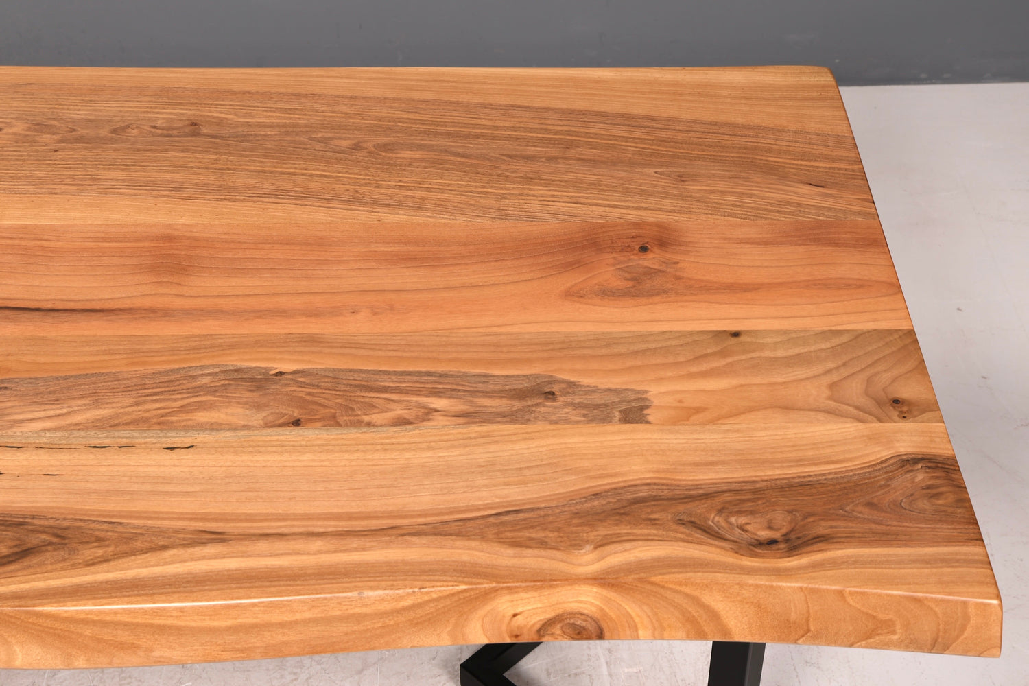 Traumhafter Nussbaum Tisch 220cm-95cm Esszimmer Tisch Baumkanten Platte massiv Holz Küchentisch