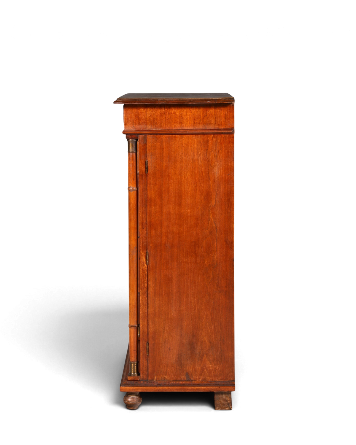 Hauptstadt Möblerei Jugendstil Vertiko Schrank aus massivem Holz in Seitenansicht mit dekorativen Säulen