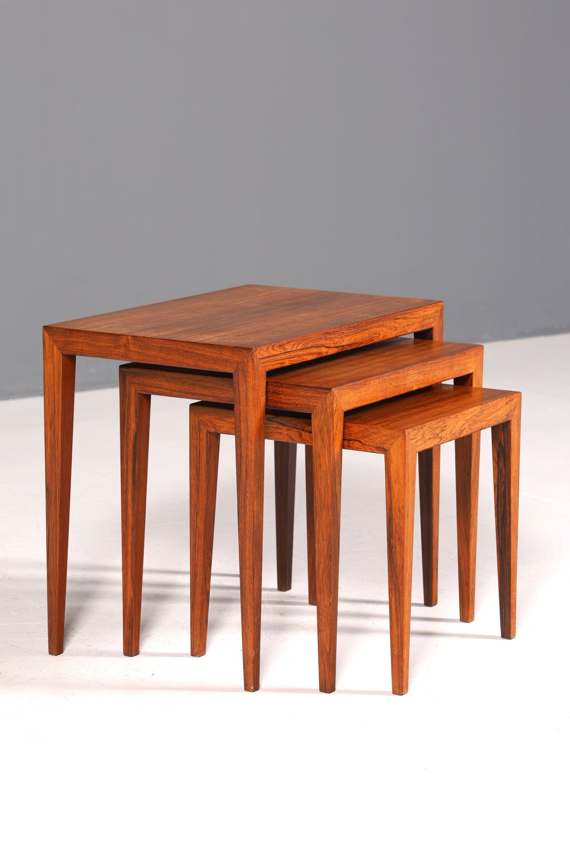 Filigranes Mid Century Tisch Set Designed by Severin Hansen Jr. für Haslev Møbelfabrik Couchtisch Palisander Holz 3er Satz Ablagetisch Beistelltisch