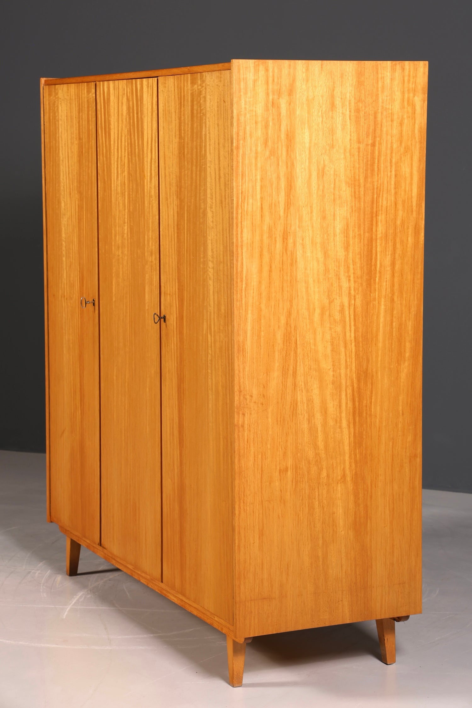 F937 Finish Traumhafter Mid Century Kleiderschrank Vintage Schrank Retro Wäscheschrank