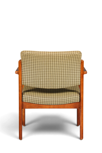 Hauptstadt Möblerei Mid Century Armlehnstuhl aus Holz mit gemustertem Stoffbezug in Vintage-Optik, Rückansicht