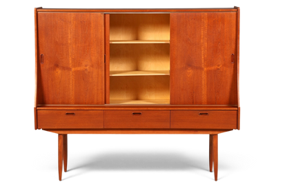 Hauptstadt Möblerei Mid Century Highboard aus Teakholz im dänischen Design mit Schiebetüren und drei Schubladen