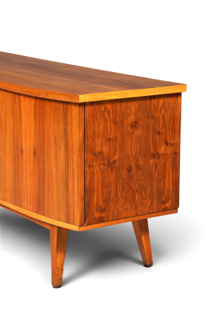 Hauptstadt Möblerei Mid Century Sideboard aus Echtholz mit skandinavischem Design und konischen Beinen