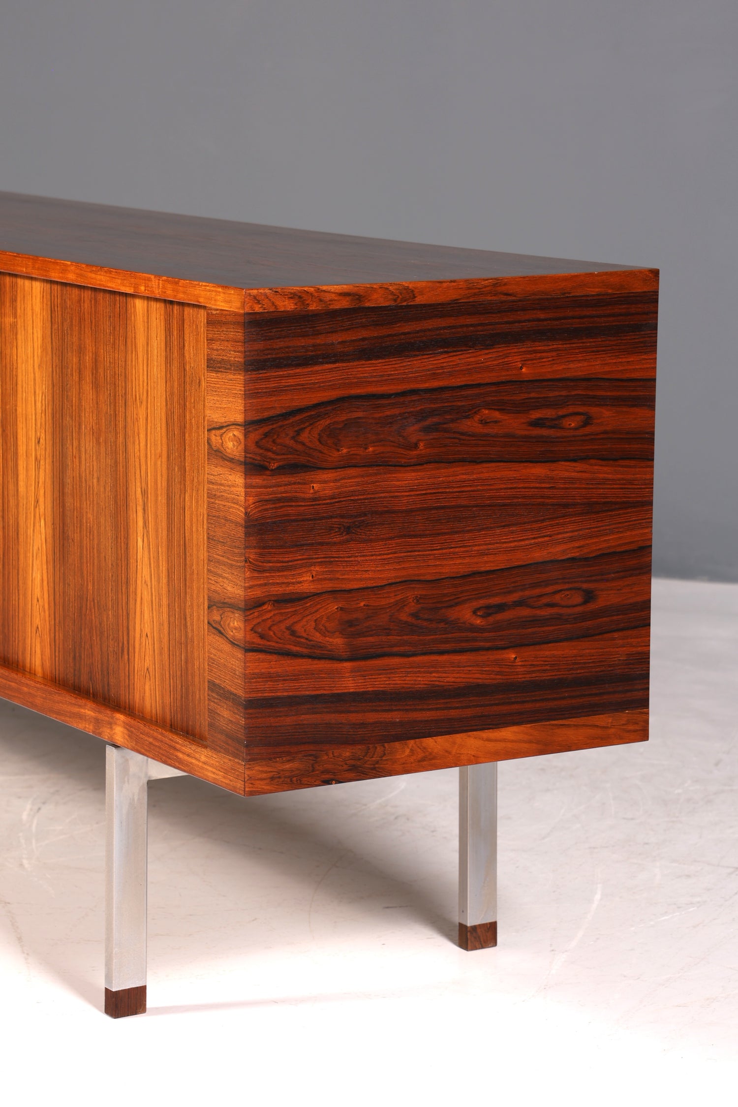 Beeindruckendes Original Hans J. Wegner für RY Møbler Modell RY 25 Sideboard Palisander Holz TV Kommode Vintage Schiebetür Schrank 1 von 2