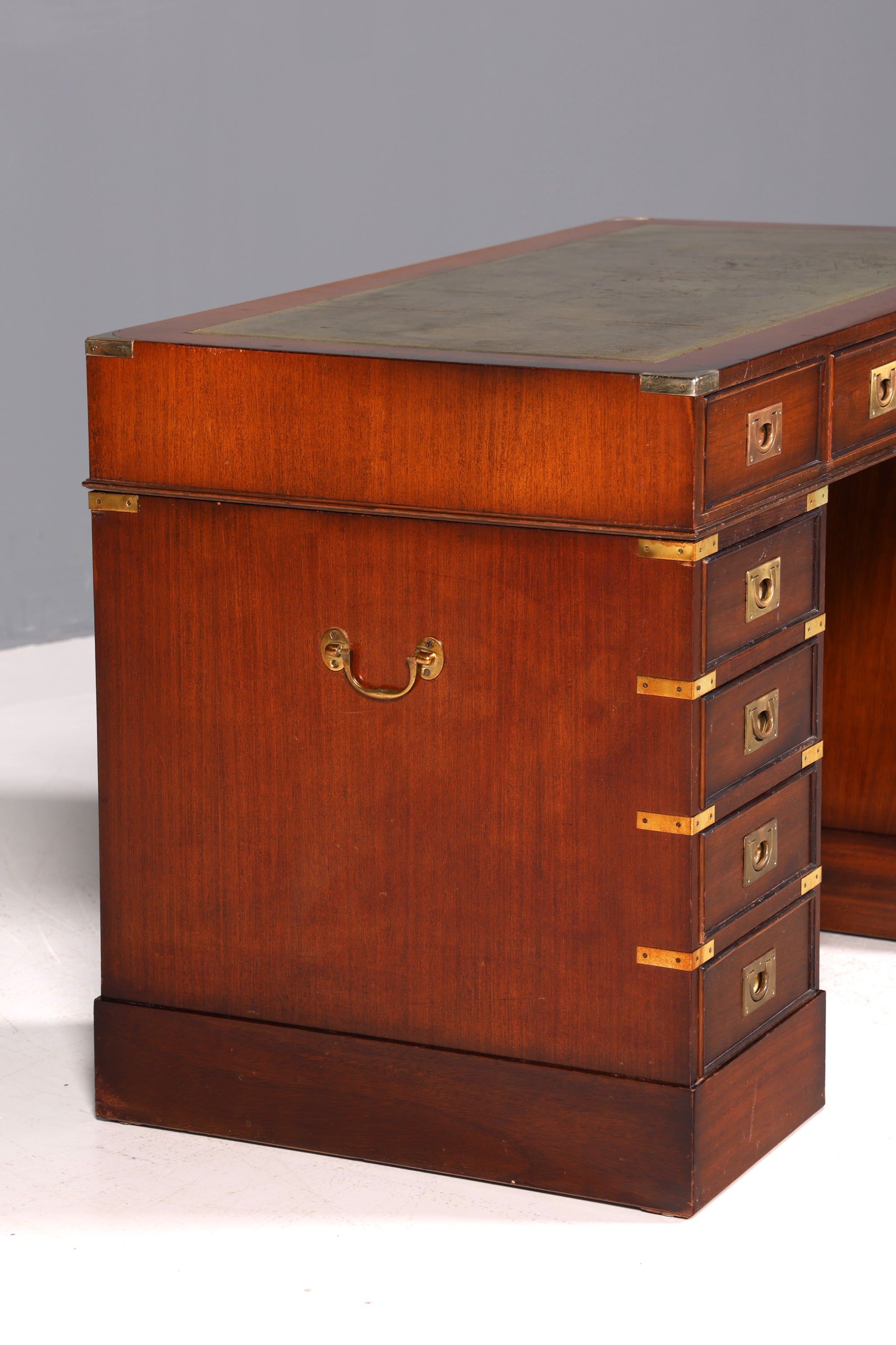 Stilvoller Maritimer Schreibtisch Englischer Military Bürotisch Office Table mit echt Lederauflage
