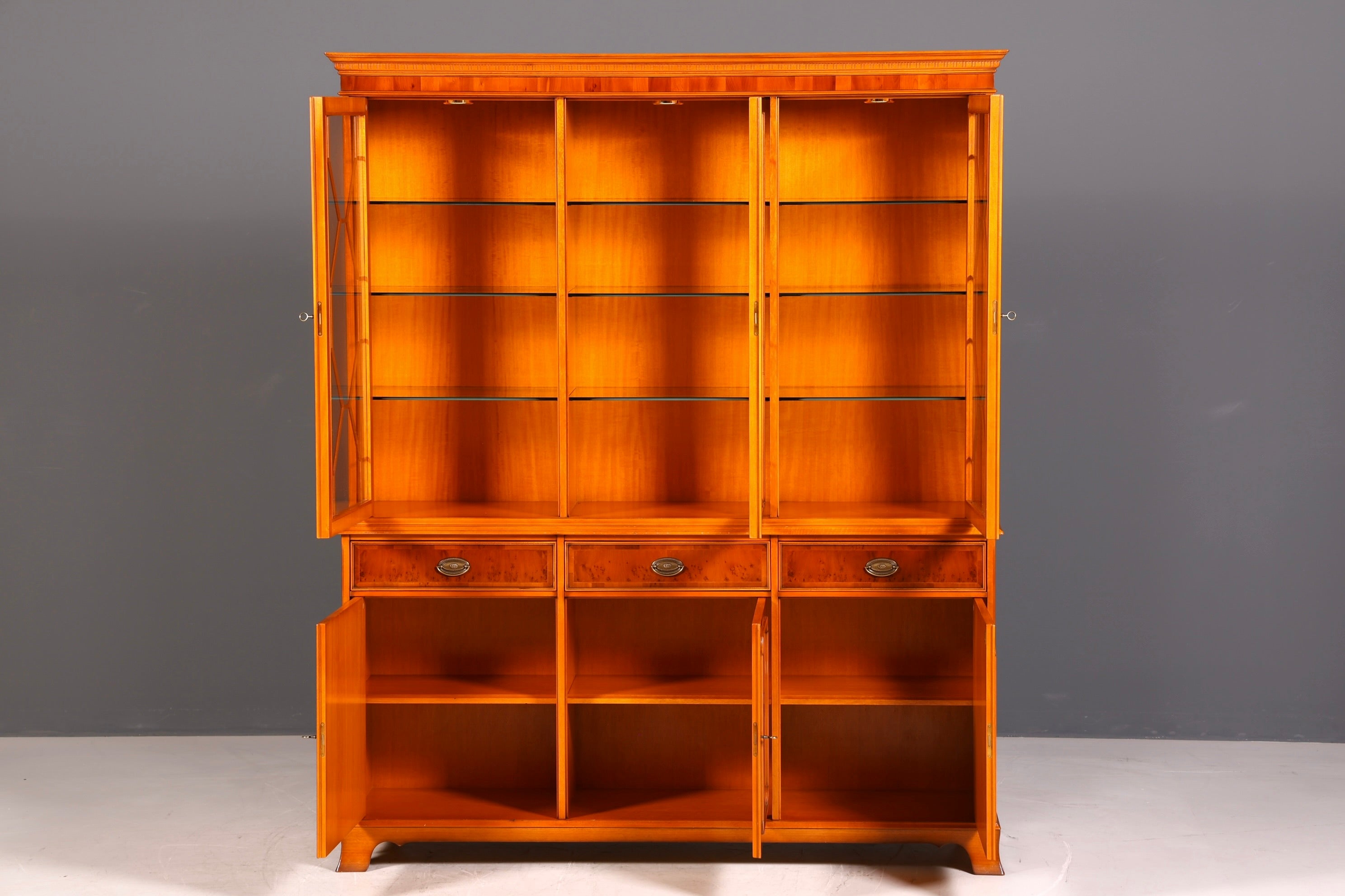 G143 Finish cm Wunderschöne Original Heldense Vitrine Englische Eibe Bücherschrank Buffet Antik Stil Glasvitrine