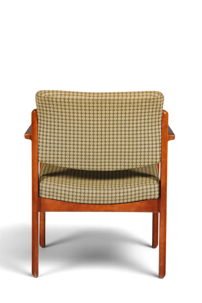 Hauptstadt Möblerei Mid Century Armlehnstuhl aus Holz mit gemustertem Stoffbezug in grünen Tönen, Rückansicht