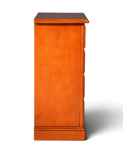 Seitenansicht einer H945 Kommode aus warmem, honigfarbenem Holz von Hauptstadt Möblerei mit klassischem Design