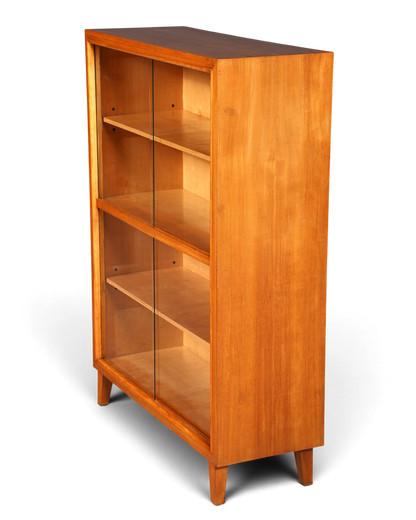 Hauptstadt Möblerei Vitrinenschrank aus hellem Holz mit zwei Glas-Schiebetüren und konischen Beinen