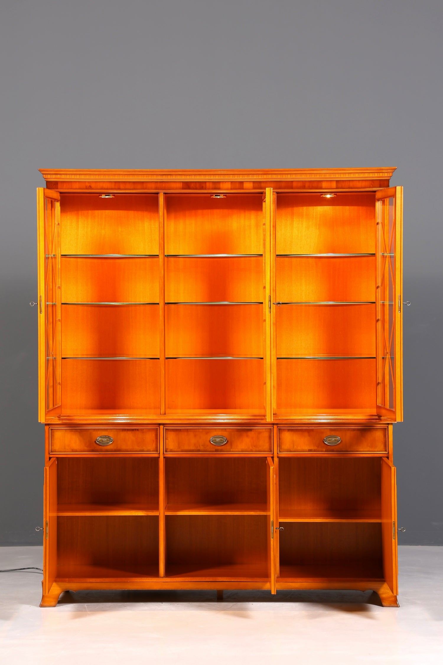 Wunderschöne Original Heldense Vitrine Englische Eibe Bücherschrank Buffet Antik Stil Glasvitrine