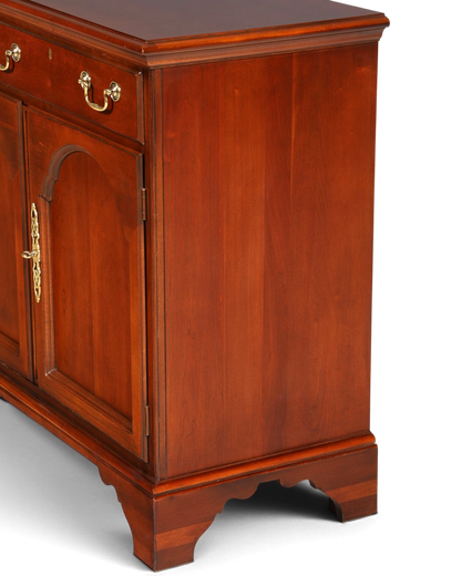 Hauptstadt Möblerei Drexel Heritage Sideboard aus dunklem Holz im Antik-Stil mit Messingbeschlägen und Schubladen