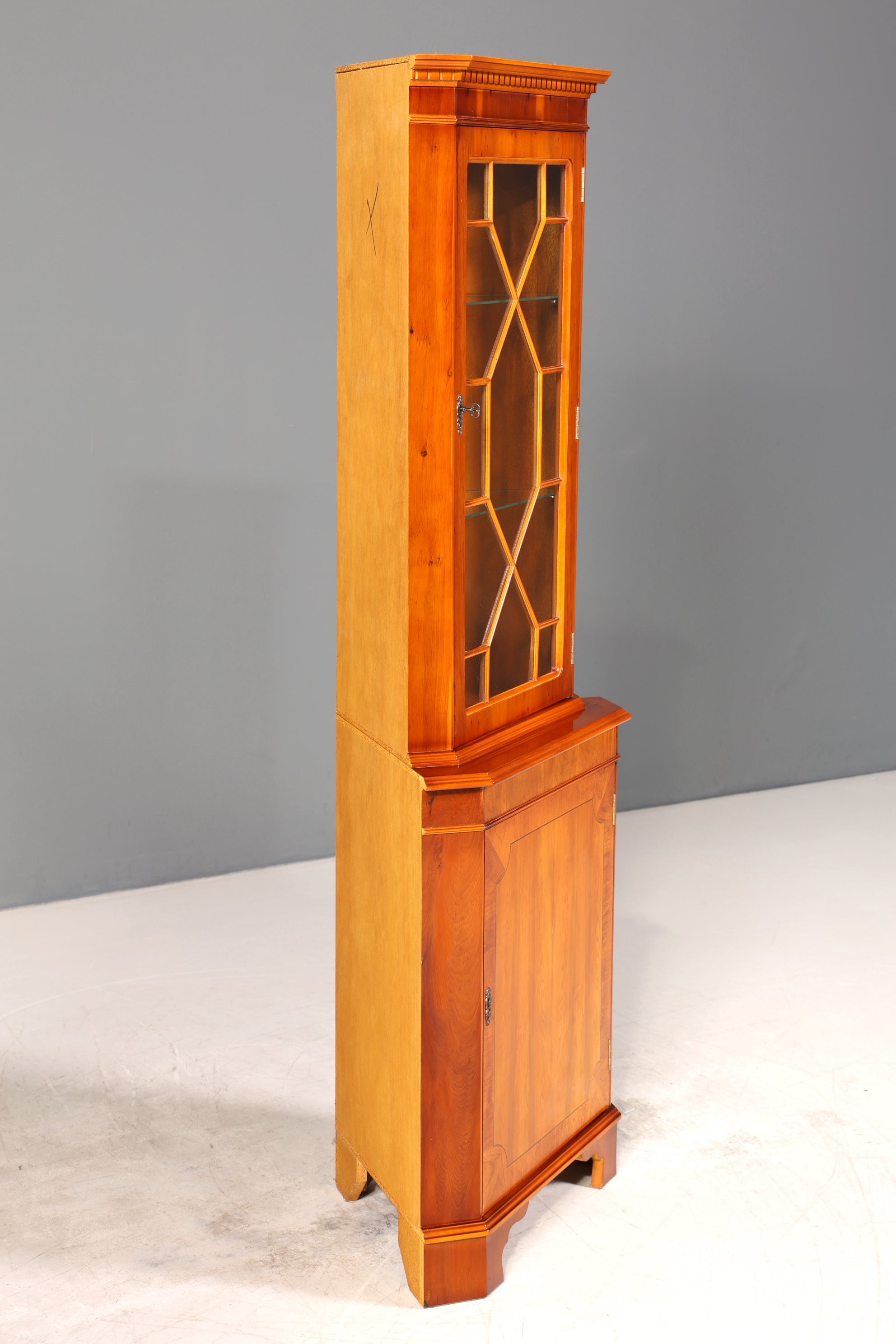 Wunderschöne Englische Eckvitrine Antik 60s Eibe Schrank Eckschrank Glasvitrine Vitrine