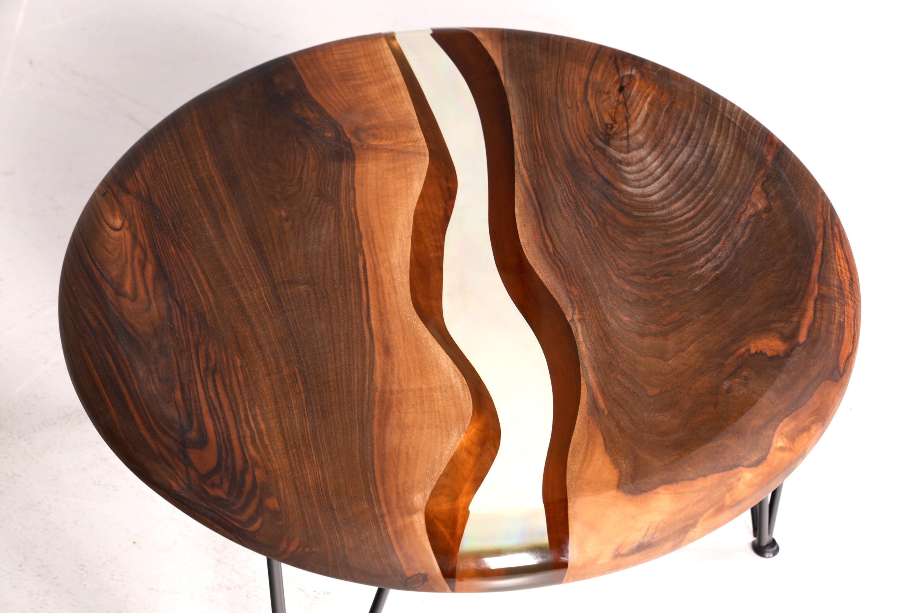 Einzigartiger Epoxidharz Couchtisch Nussbaum Tisch Beistelltisch grüner Ablagetisch