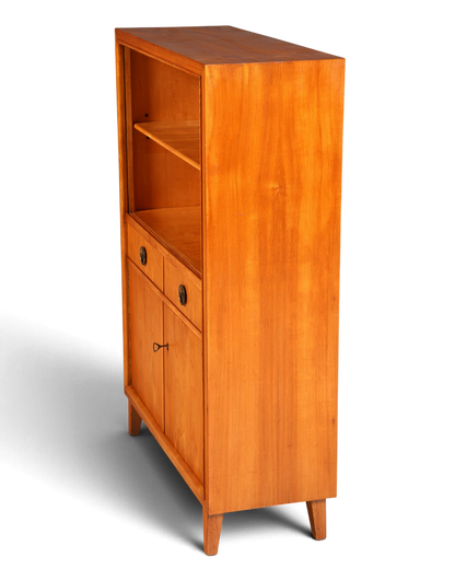 Hauptstadt Möblerei Vintage-Regalschrank aus hellem Holz mit zwei Schubladen und Türen in einer Seitenansicht
