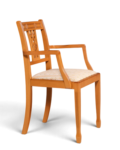 Hauptstadt Möblerei englischer Armlehnstuhl aus Holz mit heller Polsterung und geschnitzter Rückenlehne