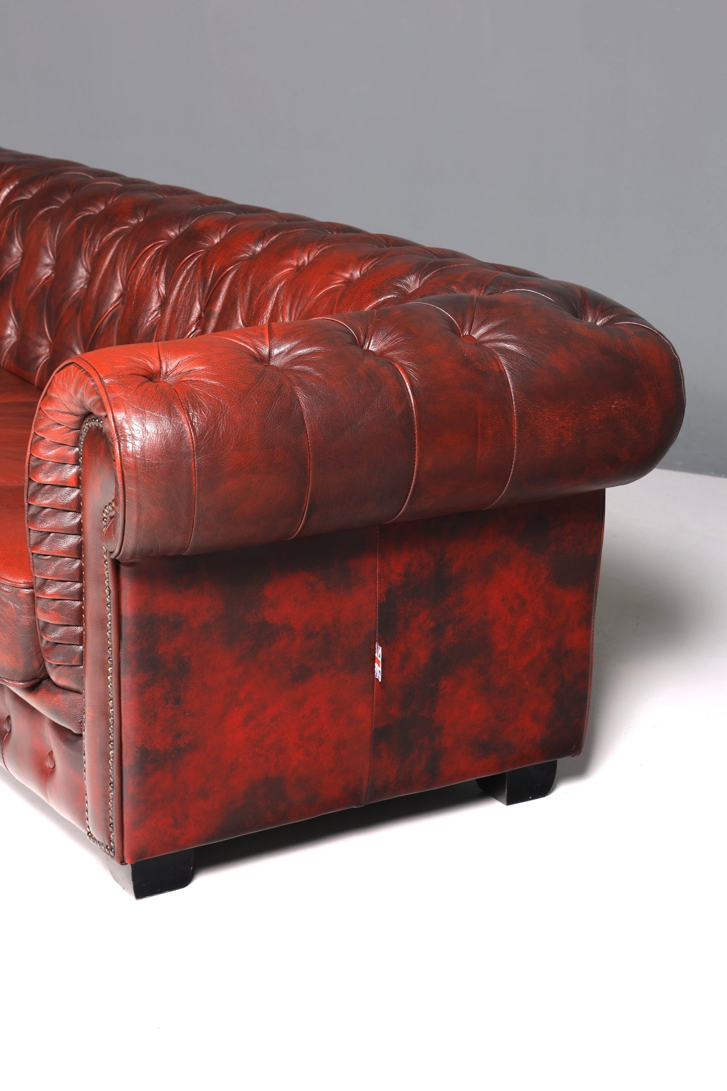 Wunderschönes seltenes Original Chesterfield Sofa mit Hocker 4- Sitzer echt Leder Oxblood Couch Englisch Eckcouch