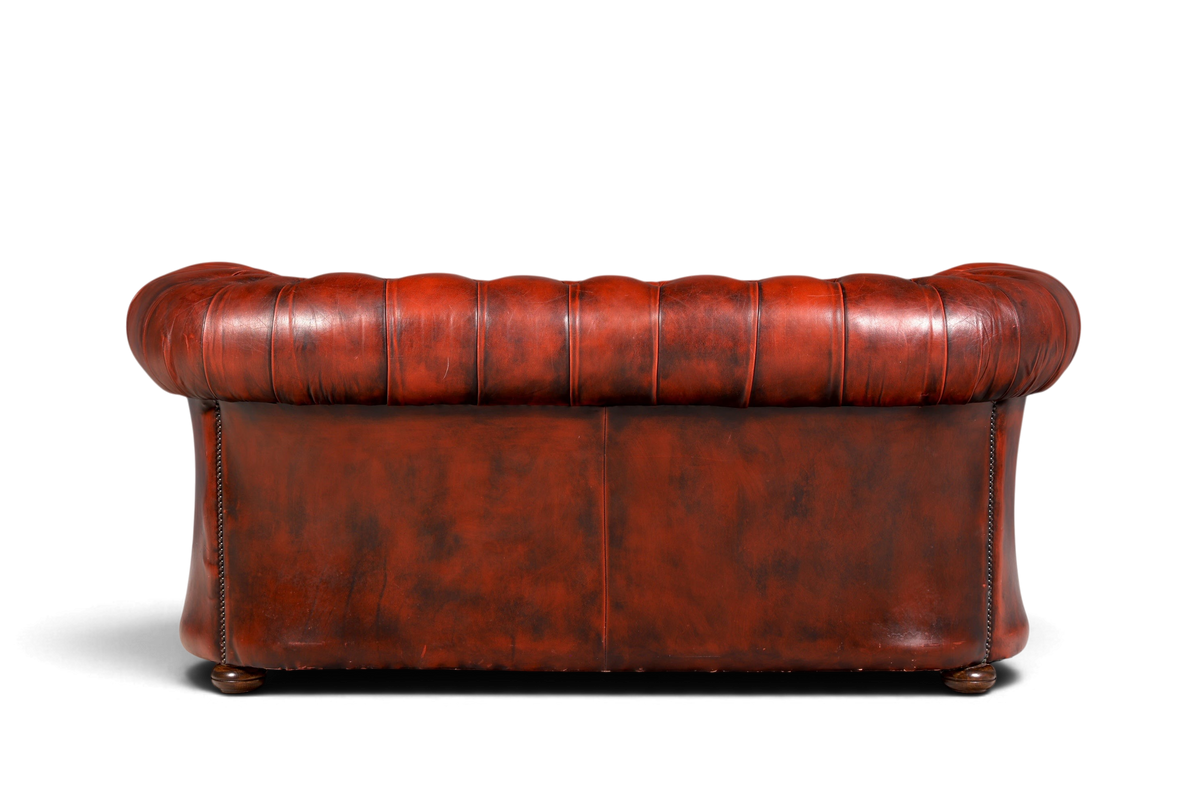 Hauptstadt Möblerei Chesterfield 2-Sitzer Sofa aus braunem Echtleder mit klassischer Knopfheftung, Rückansicht