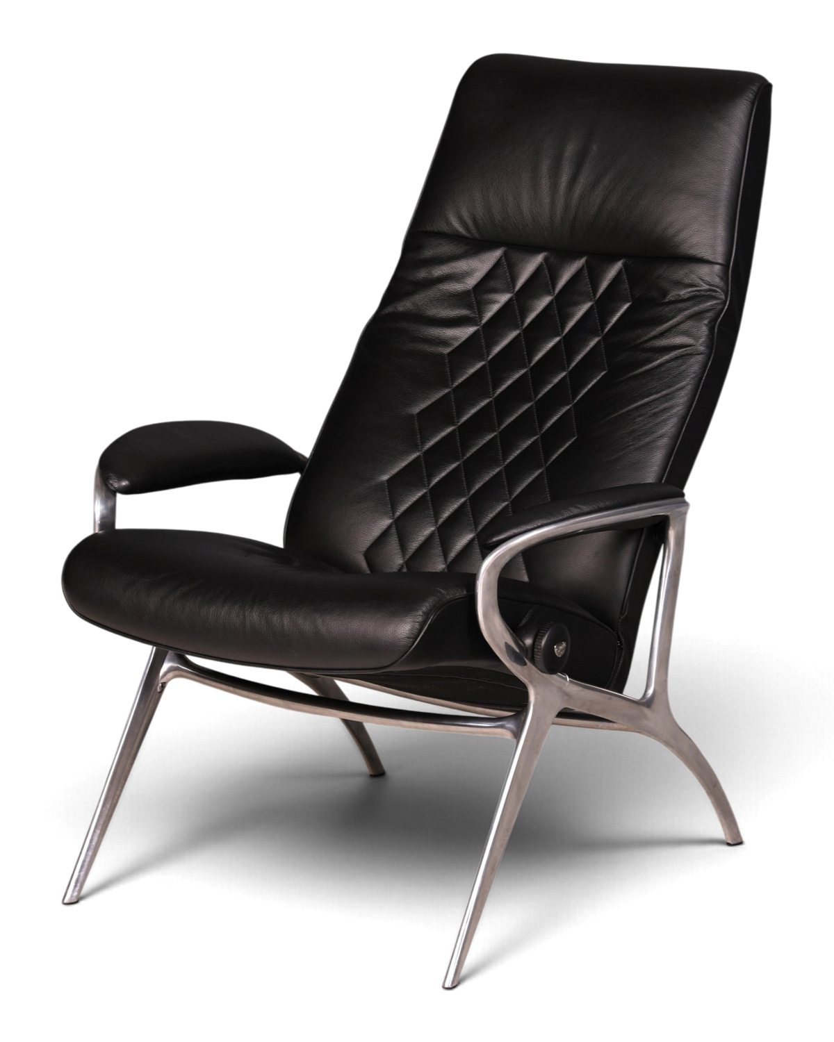 Hauptstadt Möblerei H931 Sessel aus schwarzem Leder mit Rautensteppung und elegantem silbernem Metallgestell