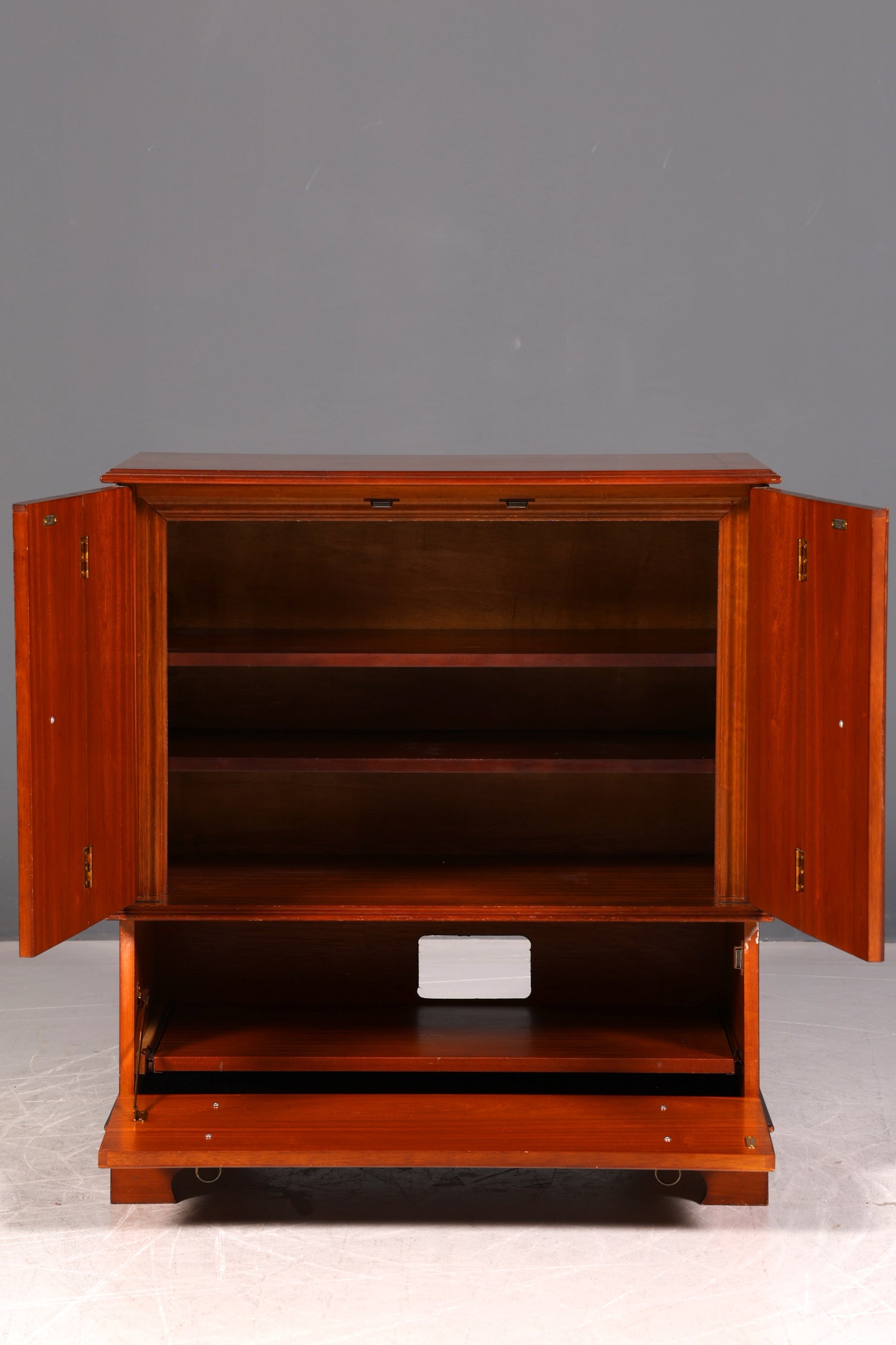 Edler Englischer TV-Schrank Eibe Vertiko Fernsehschrank 60s Schrank Kommode Vintage