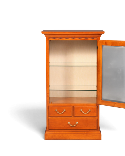 Hauptstadt Möblerei Selva Style International Vitrine aus Kirschholz im Antik-Stil mit Glasböden und Messinggriffen