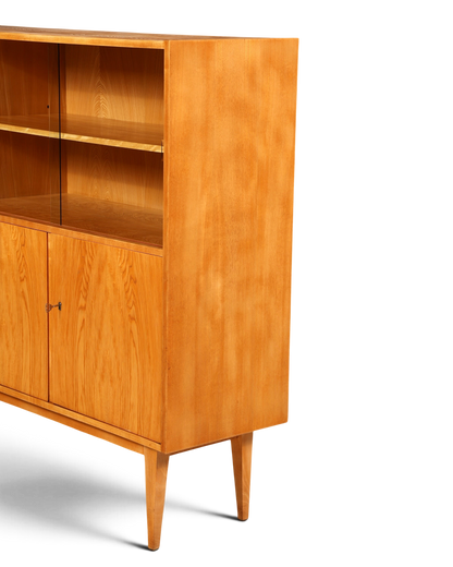 Hauptstadt Möblerei Hellerau Vitrine Modell 602 von Franz Ehrlich aus hellem Echtholz im Mid-Century-Design